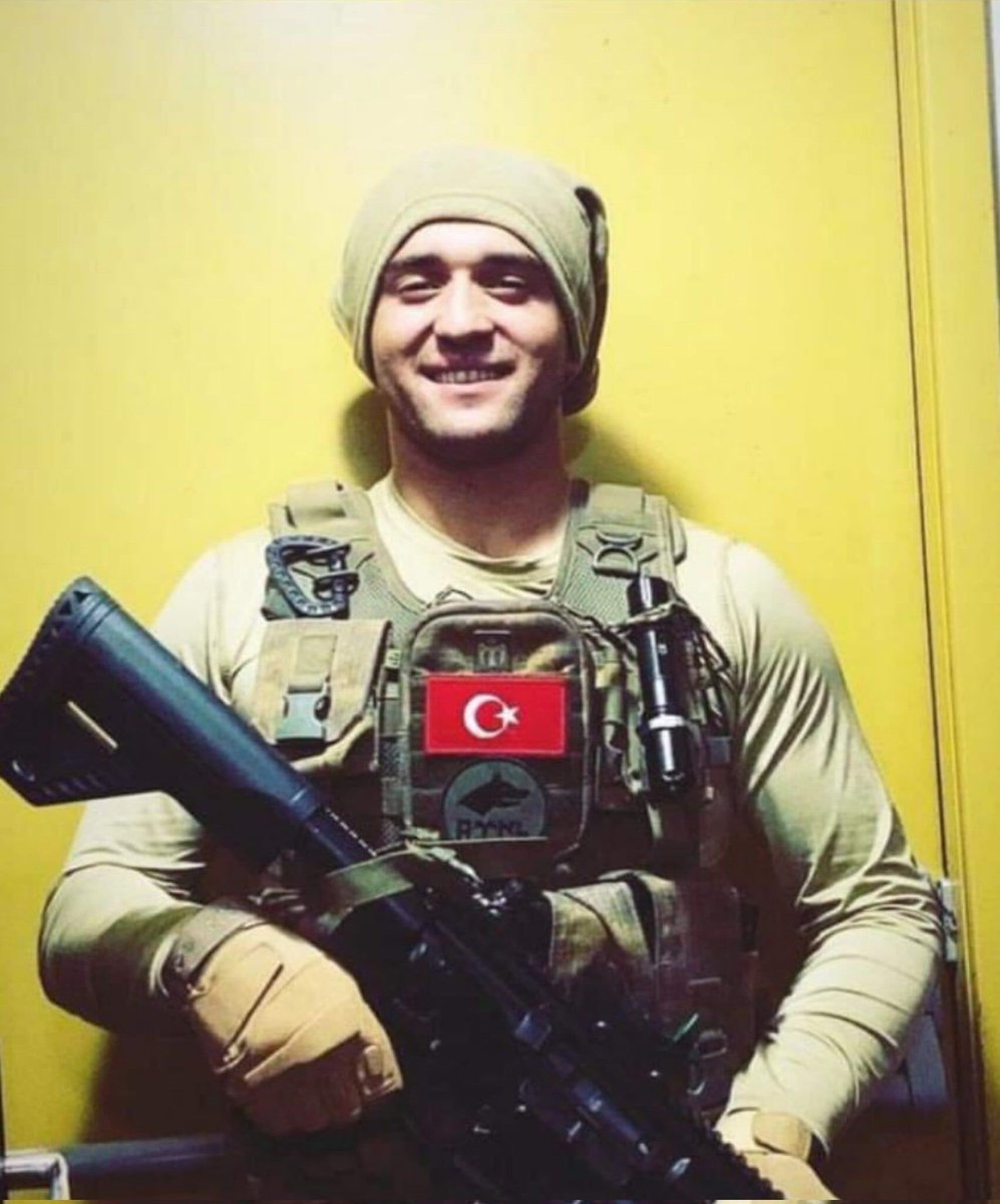 TTAgrup's tweet photo. " ŞEHİDİN VAR TÜRKİYE "
Hakkari Şemdinli’de bir üs bölgemizde silah kazası sonucu yaralanan Askerimiz Piyade Sözleşmeli Er Atakan Çakır Şehit oldu.
Türk milletinin başı sağ olsun. https://t.co/mXws4QsMao