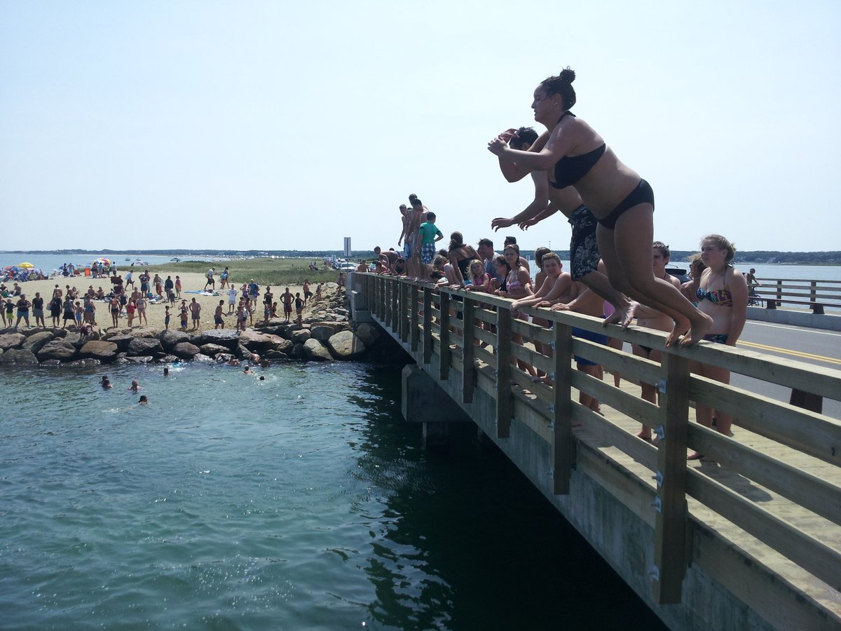 ShariSmallNews's tweet photo. After all night search @USCG says 1 swimmer still missing.4 swimmers jumped off Edgartown's Jaws Bridge 11pm Sun. 2 swimmers unharmed.@USCGNortheast deployed helicopters &amp; 2 vessels. @MassStatePolice + local PD &amp; Fire  joined.Early today 3rd swimmer found dead. Search continues. https://t.co/dt6NC4BHLa
