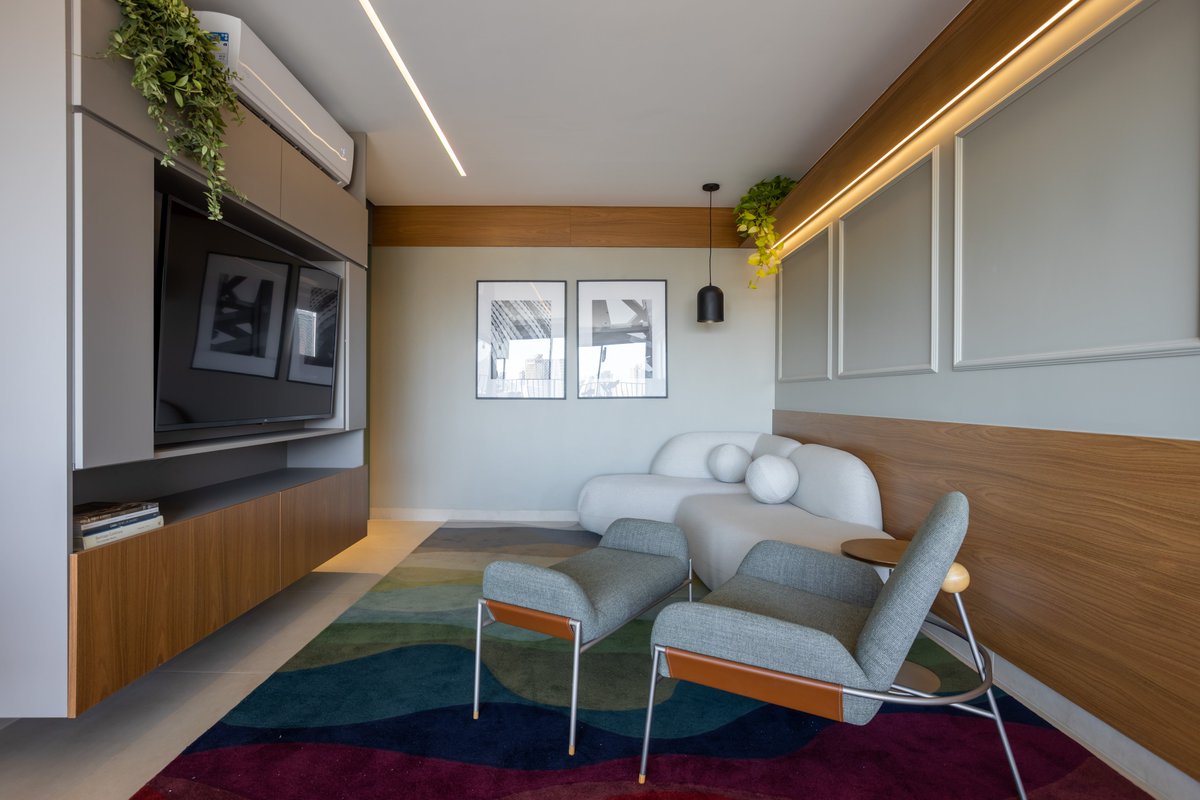 FingerMoveis's tweet image. E para completar esse ambiente integrado, a sala de estar em tons mais neutros fazendo a conexão do tom de madeira Freijó, com tom de cinza clarinho!

Arquitetos: Tati Tavares e Alex Dalcin
Fotógrafo: Play Motioon
Execução: Finger Goiânia 

#ambientesintegrados #cozinhaesala