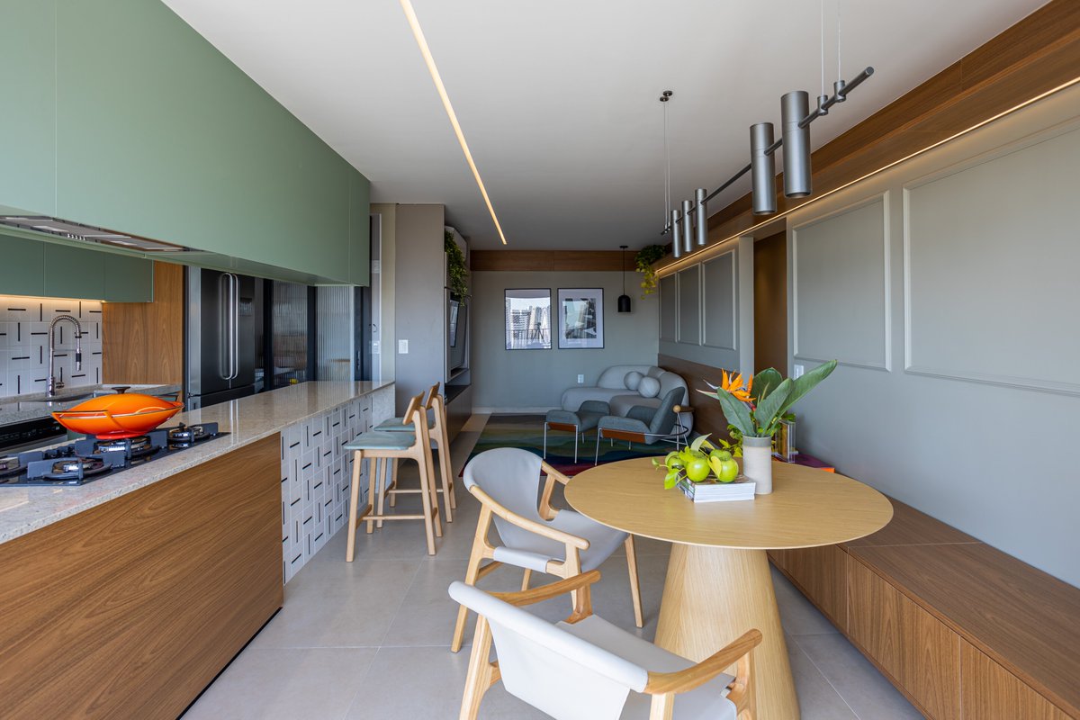 FingerMoveis's tweet image. E para completar esse ambiente integrado, a sala de estar em tons mais neutros fazendo a conexão do tom de madeira Freijó, com tom de cinza clarinho!

Arquitetos: Tati Tavares e Alex Dalcin
Fotógrafo: Play Motioon
Execução: Finger Goiânia 

#ambientesintegrados #cozinhaesala