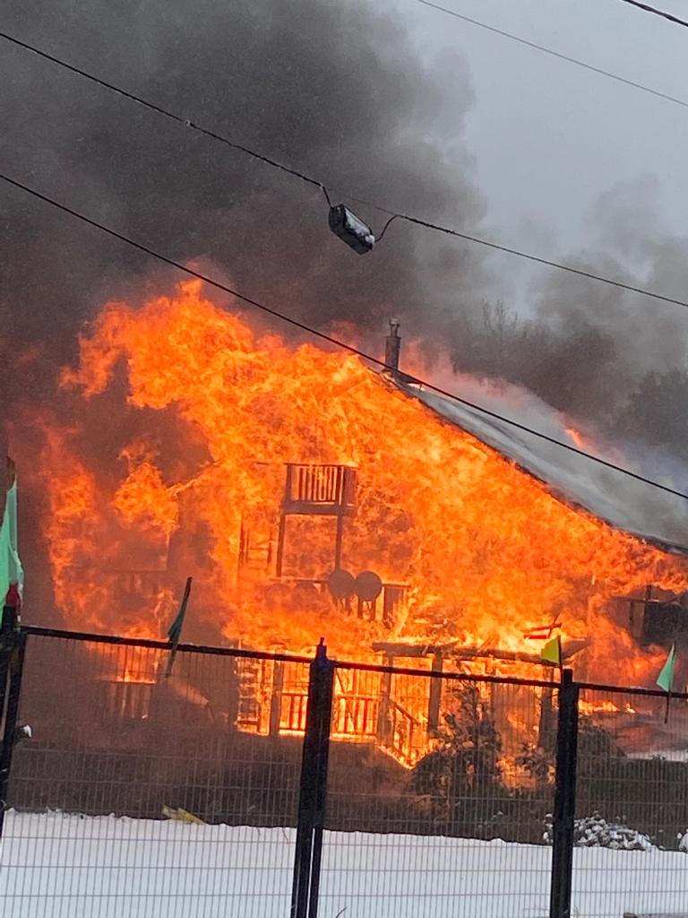 RedPanguipulli's tweet photo. 🔴 09.30 Puerto Fuy.

Violento incendio consume Hotel Marina de Fuy.  

Bomberos de Puerto Fuy, Neltume y Choshuenco trabajando.

Salen unidades de Panguipulli al lugar. https://t.co/5IFSKBfQcH