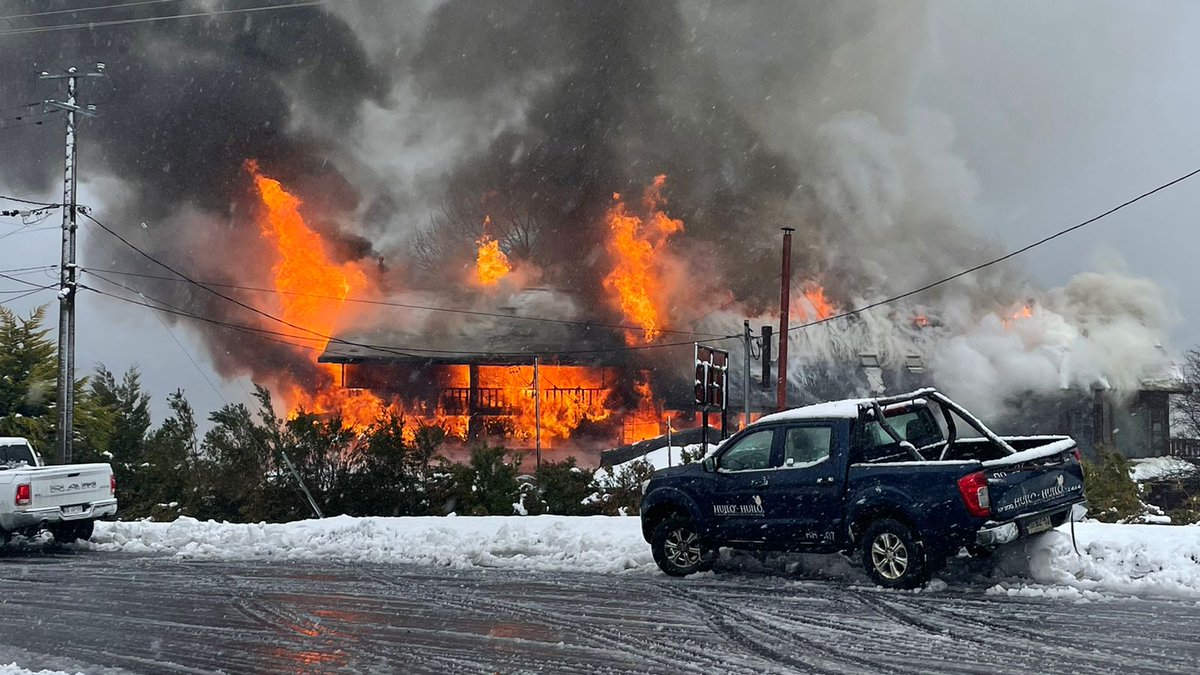 RedPanguipulli's tweet photo. 🔴 09.30 Puerto Fuy.

Violento incendio consume Hotel Marina de Fuy.  

Bomberos de Puerto Fuy, Neltume y Choshuenco trabajando.

Salen unidades de Panguipulli al lugar. https://t.co/5IFSKBfQcH