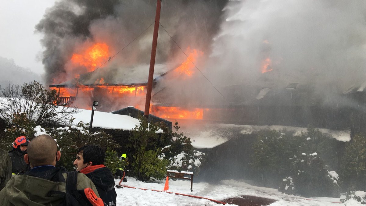 RedPanguipulli's tweet photo. 🔴 09.30 Puerto Fuy.

Violento incendio consume Hotel Marina de Fuy.  

Bomberos de Puerto Fuy, Neltume y Choshuenco trabajando.

Salen unidades de Panguipulli al lugar. https://t.co/5IFSKBfQcH