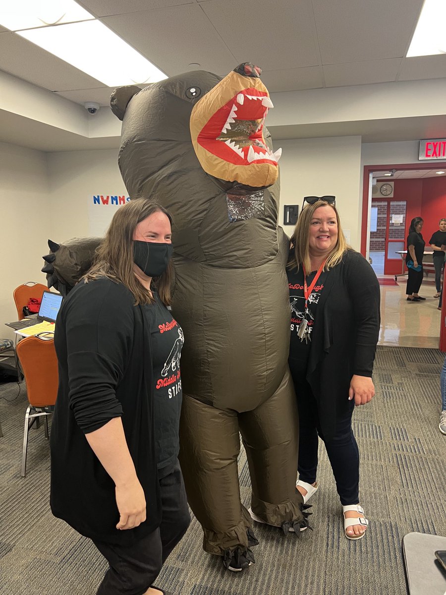 School leaders at MMS demonstrating school spirit and collaboration ⁦<a href="/McdonoughmsB/">McDonough Middle School</a>⁩ ⁦<a href="/HartfordSuper/">Dr. Andraé Townsel</a>⁩ ⁦<a href="/Hartford_Public/">Hartford Public Schools</a>⁩ #WeAreHPS