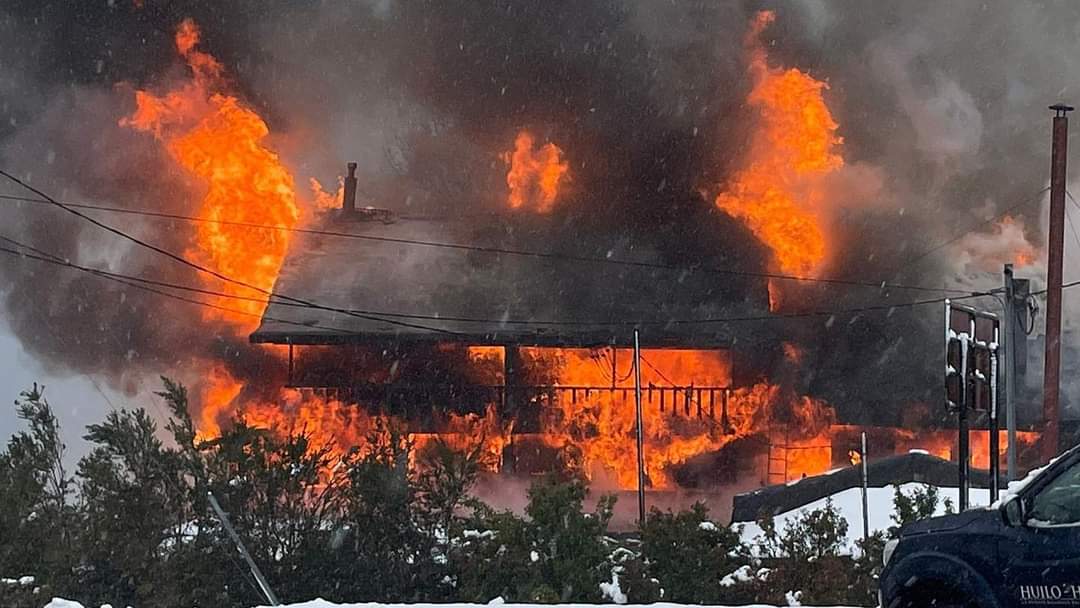 2016cruce's tweet photo. 🔻URGENTE 🔺️

Bomberos de Panguipulli, Choshuenco y Neltume concurren en apoyo a Puerto Fuy por incendio de proporciones que destruye Hotel Marina del Fuy. https://t.co/BrMz9gIoFV