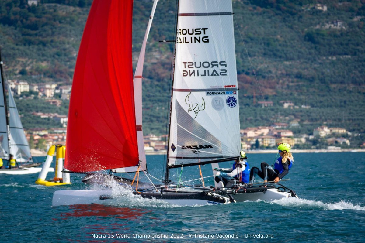 ProustSailing's tweet photo. [Championnat du Monde de Nacra 15 Lac de Garde]
La Team Proust Sailing trust le Podium avec 🥇Clément Martineau et Lou Mourniac et 🥉 Thomas Proust et Eloïse Clabon qui remportent par la même occasion le titre 🥇en U19.
Un énorme travail d'équipe avec Fabrice Denis le Coach. https://t.co/WA5zLf0h9W