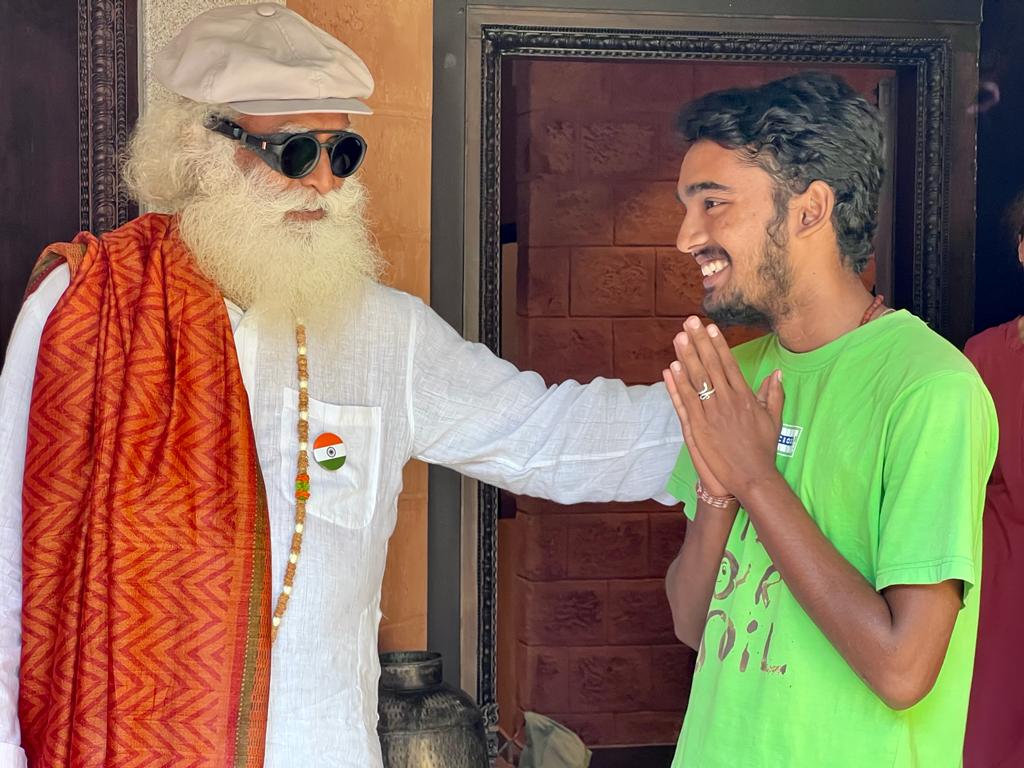 soilsahiljha's tweet photo. Met the MASTER at @ishafoundation
@SadhguruJV 
Was unable to speak anything at that time. Just got involved in his presence and seeked his blessings which can run this life and this long cycling journey a little smoother. 
Tears of ecstasy dripping
Love❤️🚴‍♂️ #SaveSoil @cpsavesoil https://t.co/tF6nHohTfq