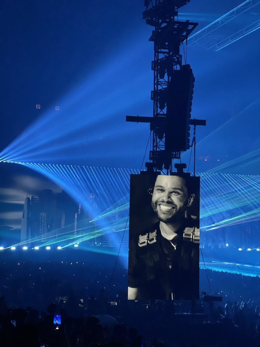 dawnofmika's tweet photo. the cutest🥺 @theweeknd https://t.co/pmMFC9FQ0j