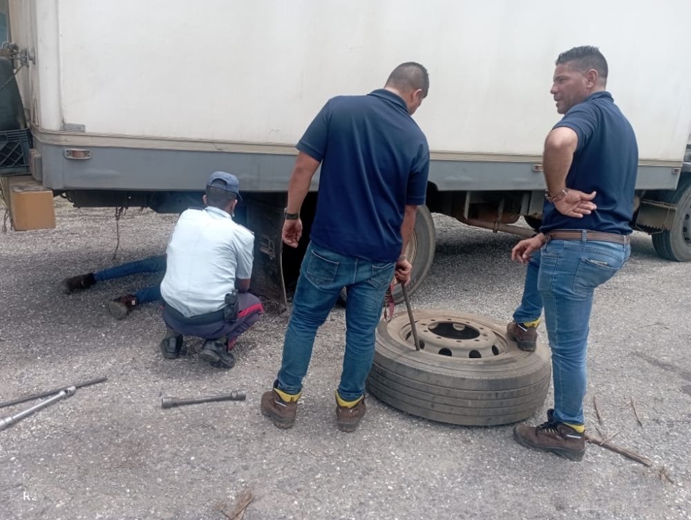 En el #CuadranteVial PV-02 en el municipio #Páez efectuamos un auxilio vial a un ciudadano quien presentó fallas con un neumático a la altura del sector #LaNaza, logrando apoyarlos para solventar la situación.