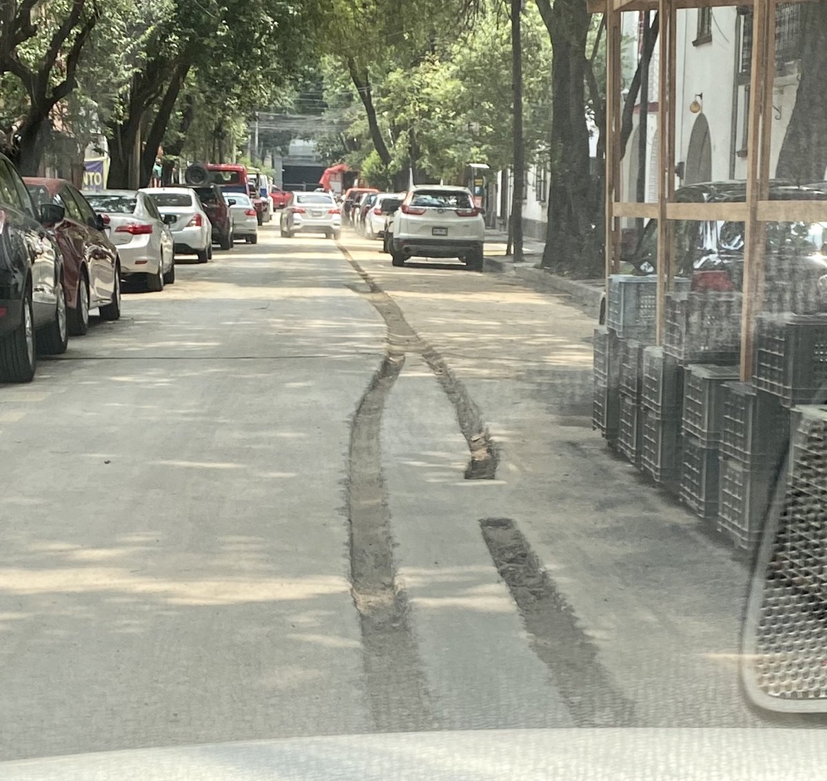 Arturvisar's tweet photo. @SandraCuevas_ qué es lo  que hacen en las calles de colonia Cuauhtemoc cp 06500 que las perforan, tapan zanja con tierra pero se está quedado el pavimento en mal estado.
En muchas calles se reencarpertó hace poco y hoy se están destruyendo.
@AlcCuauhtemocMx qué es lo que hacen? https://t.co/jVWSHB35Ps