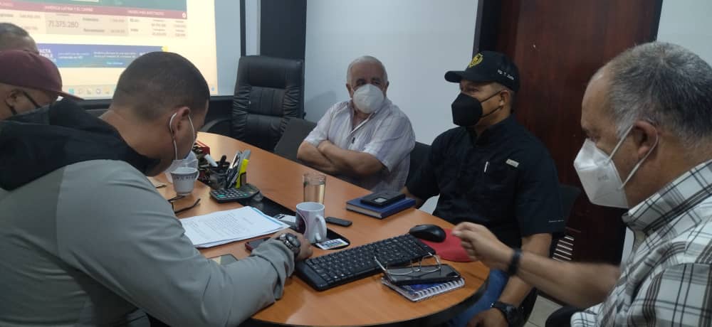 JohendersonG_'s tweet photo. #15Ago| 1. Recibimos en la Sede de nuestra @Alcadia_FLA al G/D Jhonatan Duran Gerente Territorial y al Ing. Tony Zurita Jefe de Centro de Servicios Eléctricos, ambos de @CorpoelecAragua, en reunión operativa... @NicolasMaduro @Soykarinacarpio 
#PensarComoPais https://t.co/G6gDT2tunJ