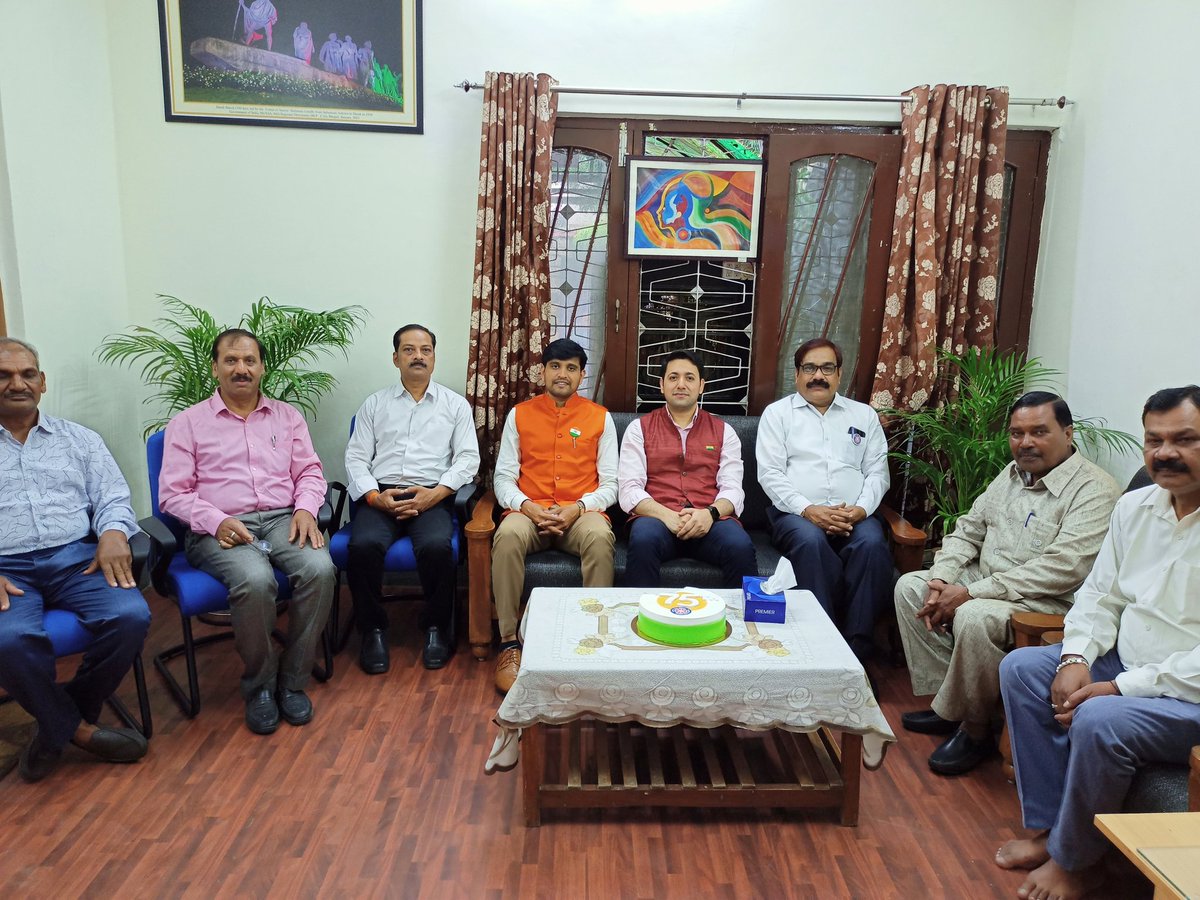 NSSRDBhopal's tweet photo. The celebration of the 76th Independence Day. @askabir_ Regional Director hoisted the National Flag &amp; spoke about the invaluable contribution of freedom fighters.
Some glimpses...
#HarGharTiranga
(1/4)
@YASMinistry @_NSSIndia @pibyas @pankajsinghips @AmritMahotsav @PIBRaipur https://t.co/UpOpcRS5z3