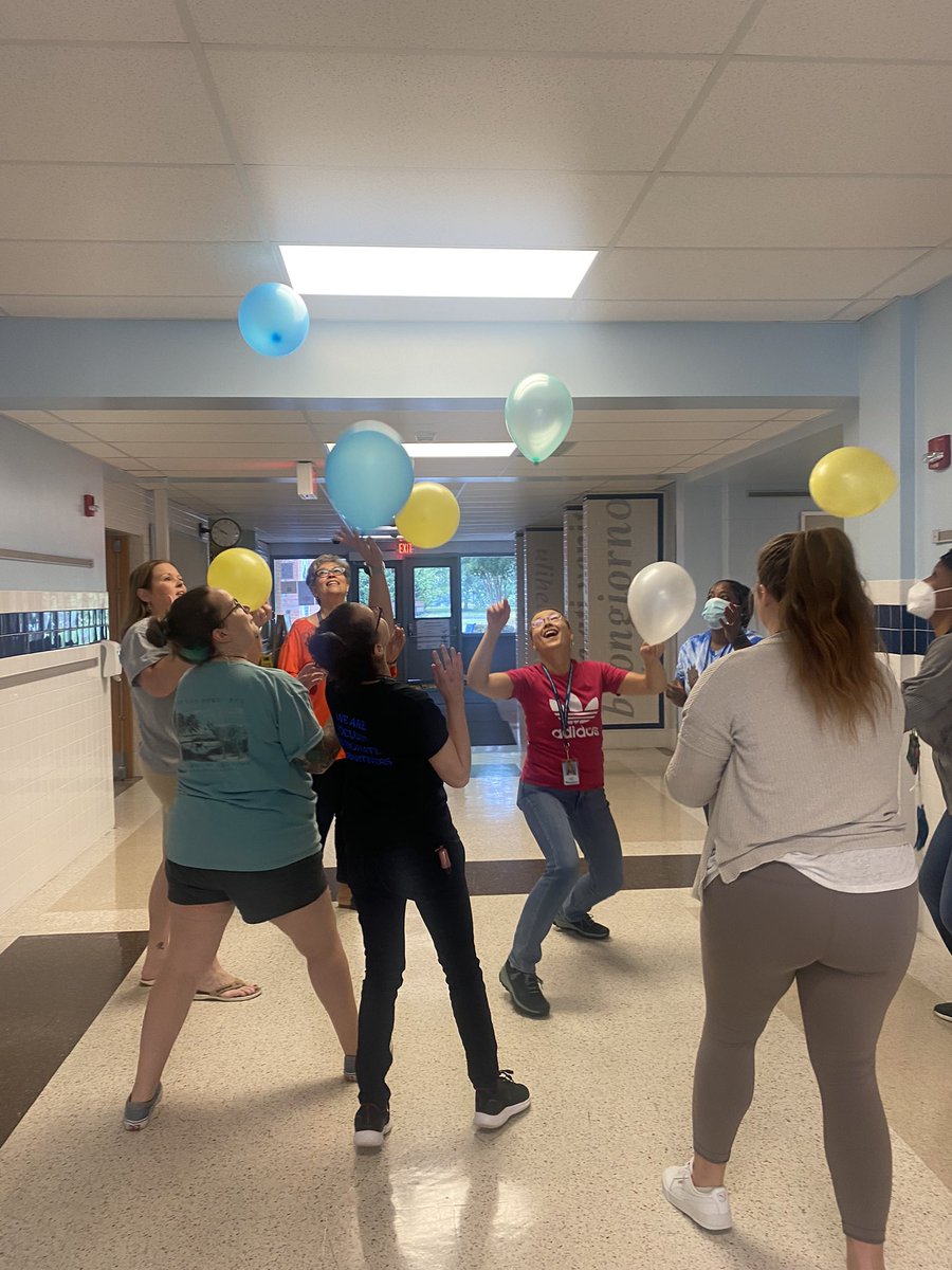 bollesra9's tweet photo. Team Building fun at Belmont. Teachers learned how easy it is to work together to reach the finish line#inittogether@GreenBLES https://t.co/a0X7bsNkMa