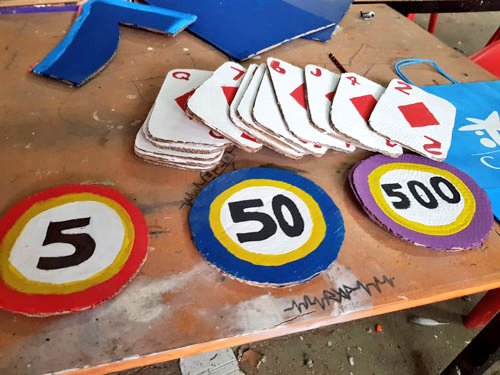 sants3radio's tweet photo. El carrer Robrenyo es convertirà en un Casino de luxe de Las Vegas durant la Festa Major de Sants.🎰♣️🎲 #Guarnit #FMSants @FMSants
Notícia📰 i fotos📸: https://t.co/lu8ptosNE7 https://t.co/1C5wXqGqRZ