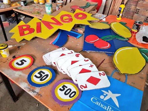 sants3radio's tweet photo. El carrer Robrenyo es convertirà en un Casino de luxe de Las Vegas durant la Festa Major de Sants.🎰♣️🎲 #Guarnit #FMSants @FMSants
Notícia📰 i fotos📸: https://t.co/lu8ptosNE7 https://t.co/1C5wXqGqRZ