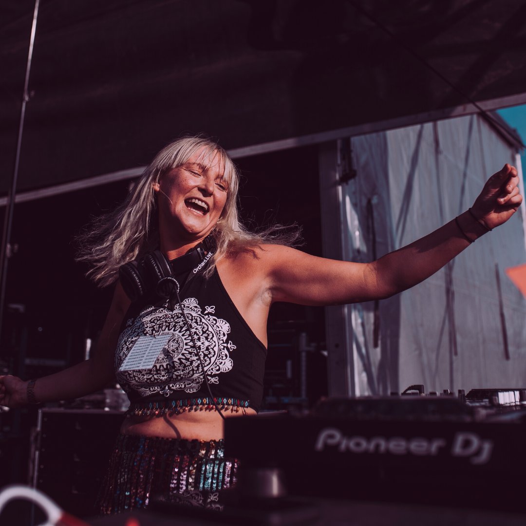 Vibey 🌞 

Hollie Profit got the party started at Eirias Stadium on Saturday with an incredible opening set! 🙌
  
📸 Paul Blythin Visuals