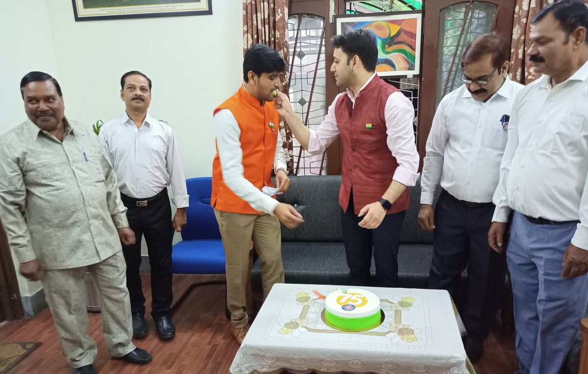 NSSRDBhopal's tweet photo. The celebration of the 76th Independence Day. @askabir_ Regional Director hoisted the National Flag &amp; spoke about the invaluable contribution of freedom fighters.
Some glimpses...
#HarGharTiranga
(1/4)
@YASMinistry @_NSSIndia @pibyas @pankajsinghips @AmritMahotsav @PIBRaipur https://t.co/UpOpcRS5z3