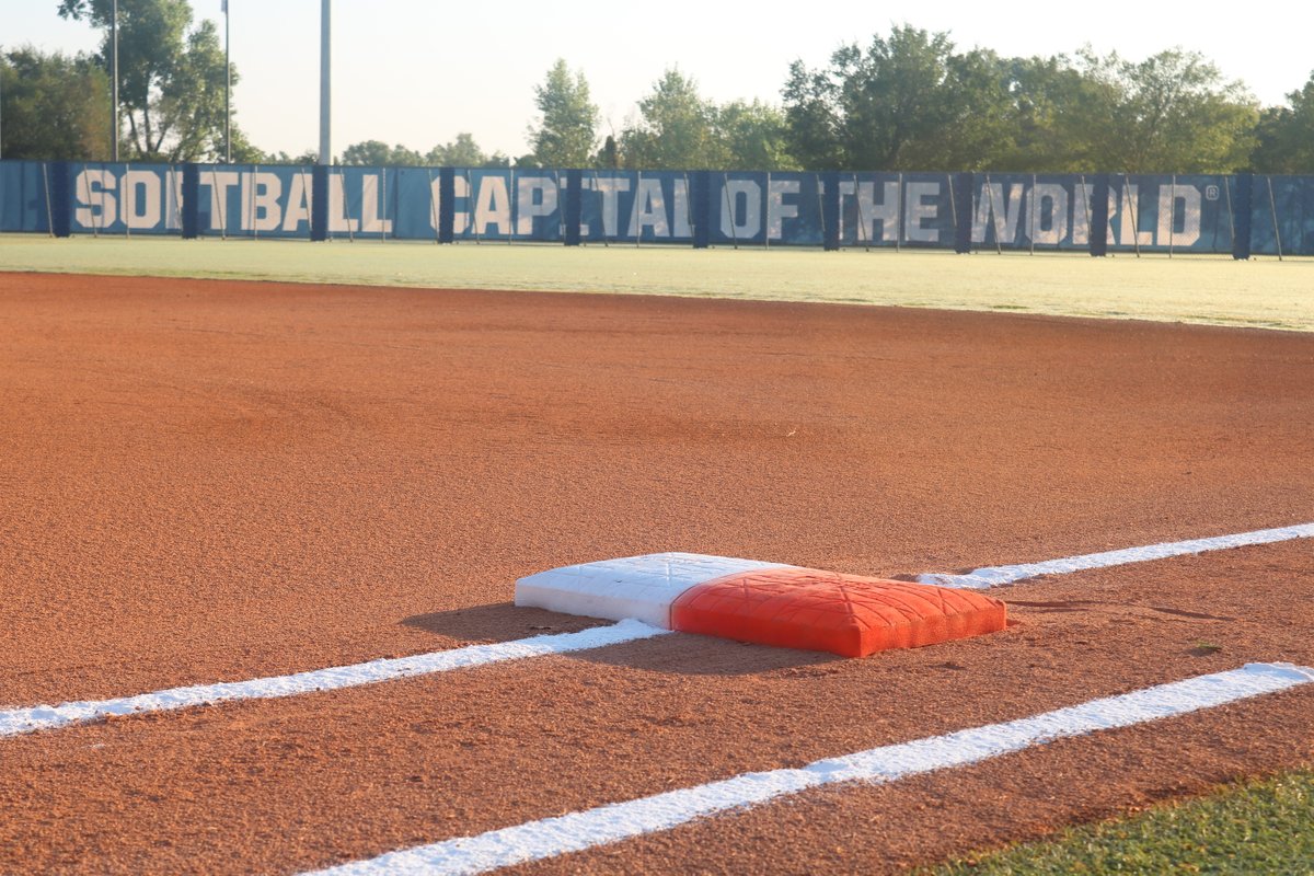 USASoftball's tweet photo. Protein 🍴
Hydration 💦
Vitamin D ☀️

Learn how to utilize nutrition to support a soft tissue injury in the latest @TrueSport  article 🗞 https://t.co/f74xPeXMqf https://t.co/G6fsnTPXGi