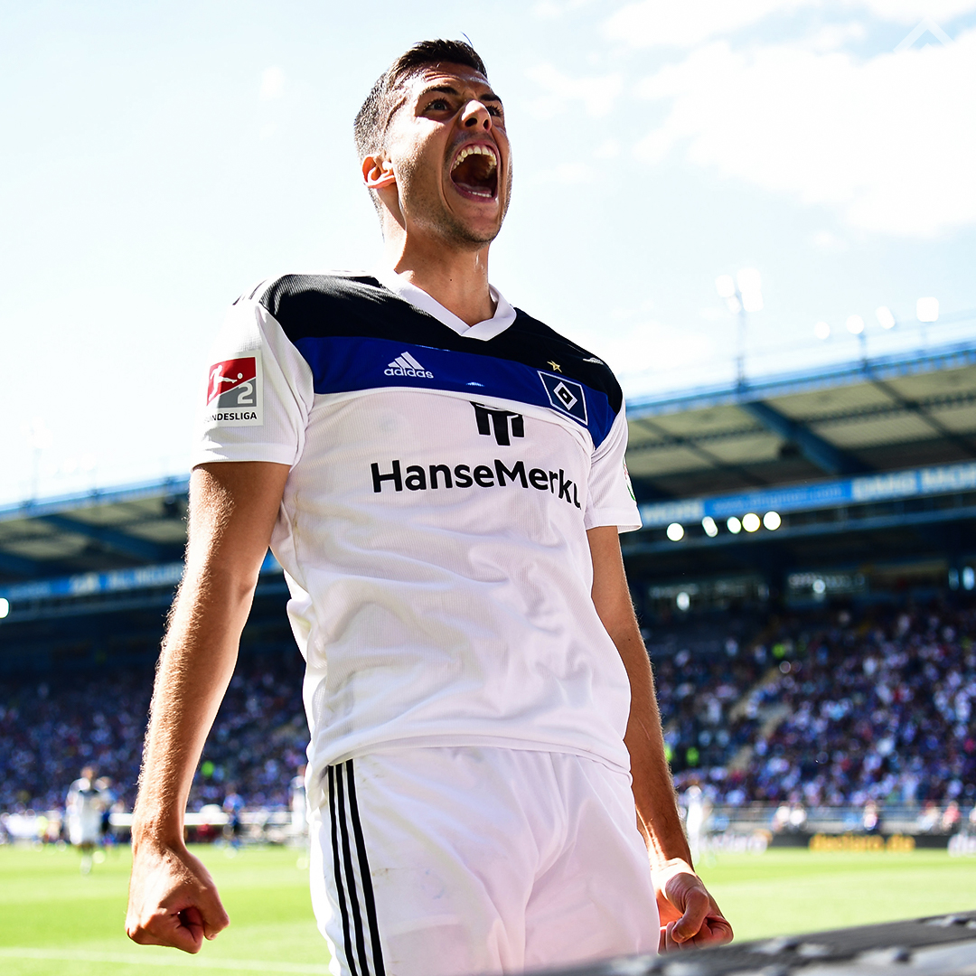 So kann man doch mal sein erstes Pflichtspieltor für den HSV erzielen. 💥😍

Glückwunsch zu deiner Debüt-Bude mit der Raute auf der Brust, Laci! 👏🏼🔷

#nurderHSV #DSCHSV