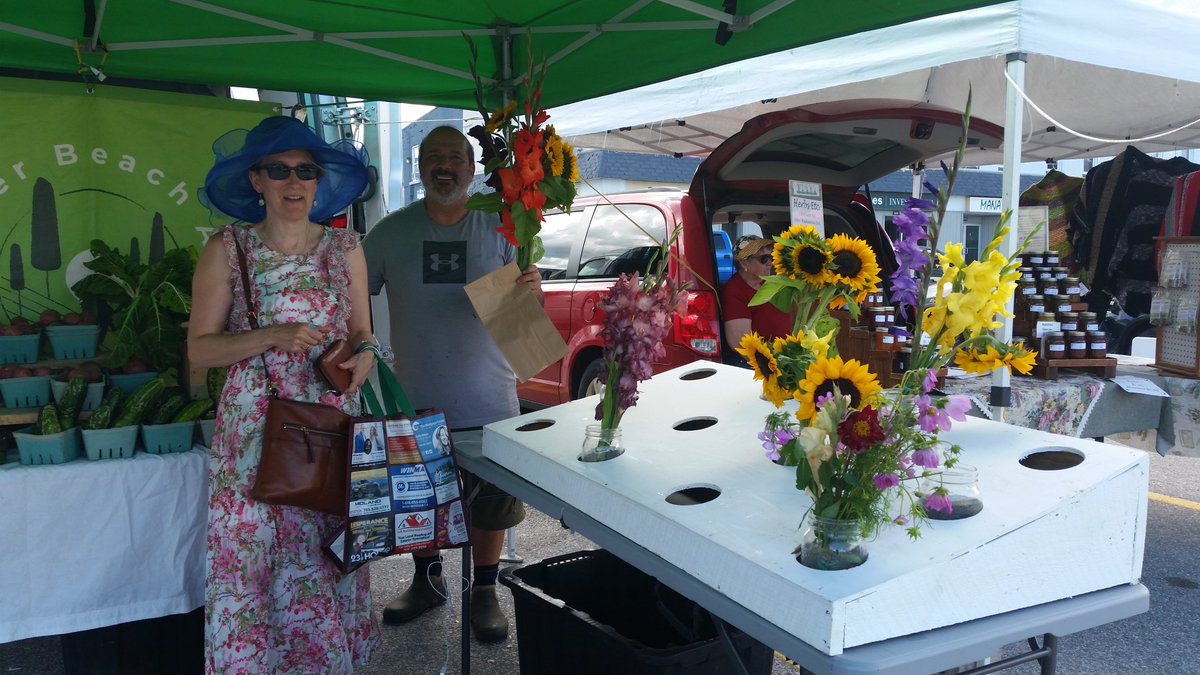UteSchmid's tweet photo. Sundays in #SimcoeCounty are perfect for visiting the #SouthernGeorgianBayFarmersMarket in @MidlandON, on the shores of beautiful #GeorgianBay . #Simcoecountyliving #FarmersMarkets #ResidentialTourist #Snowflakelady https://t.co/Ccv8NoaQxf