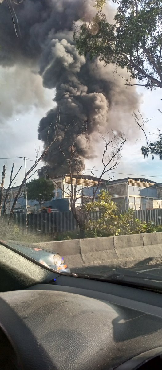 mamy77ru's tweet photo. Incendio en carapita desde temprano y aún continúa #15agosto https://t.co/qmqD6j5JGN