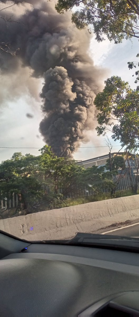 mamy77ru's tweet photo. Incendio en carapita desde temprano y aún continúa #15agosto https://t.co/qmqD6j5JGN