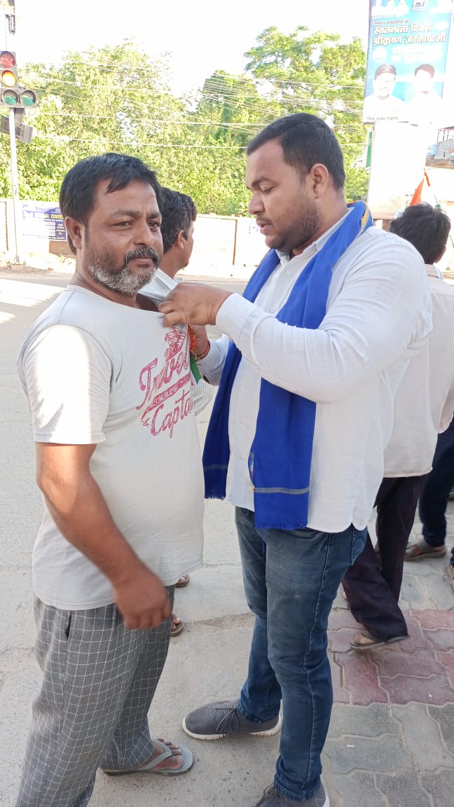 BABHARTI86's tweet photo. आज आदि अम्बेडकर विद्यार्थी फाउंडेशन  के तत्वधान मैं आजादी के अमृत महोत्सव पर एक वर्ग ऐसा है जो आजाद तो हो गया पर पूर्ण रूप से अभी आजाद नहीं हुआ है जिन्हें आज 75 वर्ष के बाद भी छुआछूत जैसी घटनाओं से जूझना पड़ता है आज उन्हीं सफाई सैनिकों व  सफाई नायकों को सम्मानित किया गया।
#AAVF https://t.co/ky45ovURuA