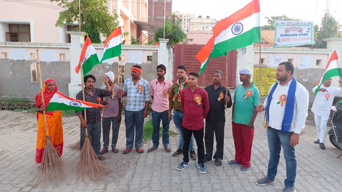 BABHARTI86's tweet photo. आज आदि अम्बेडकर विद्यार्थी फाउंडेशन  के तत्वधान मैं आजादी के अमृत महोत्सव पर एक वर्ग ऐसा है जो आजाद तो हो गया पर पूर्ण रूप से अभी आजाद नहीं हुआ है जिन्हें आज 75 वर्ष के बाद भी छुआछूत जैसी घटनाओं से जूझना पड़ता है आज उन्हीं सफाई सैनिकों व  सफाई नायकों को सम्मानित किया गया।
#AAVF https://t.co/ky45ovURuA