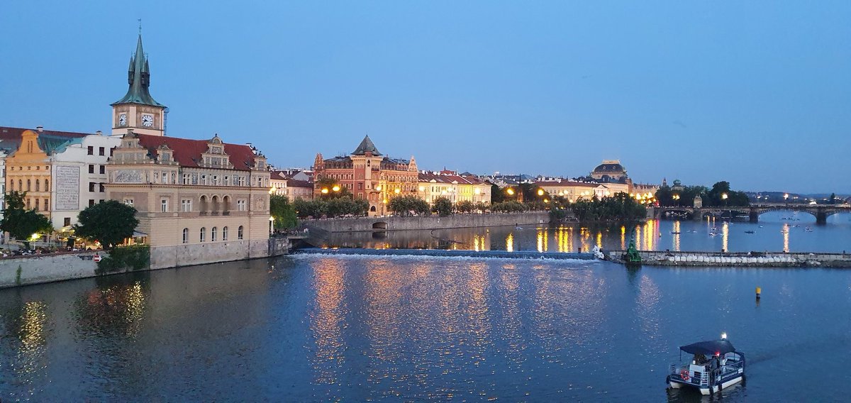 itexo's tweet photo. Fotos de Praga desde el río Danubio https://t.co/F0oFN4Fnwf