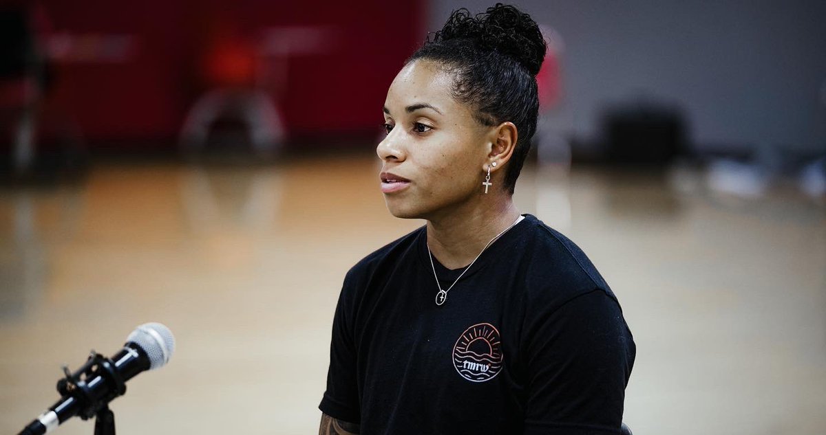 aCdaniels2011's tweet photo. This week! #AngelGoodrich
#tahlequahsequoyah #legend #ladyhoops #NCAA #D1 #WNBA #KU #TulsaShock
#SeattleStorm #SpeakUp
📸: @1KMedia_ https://t.co/xLKYwuFenC