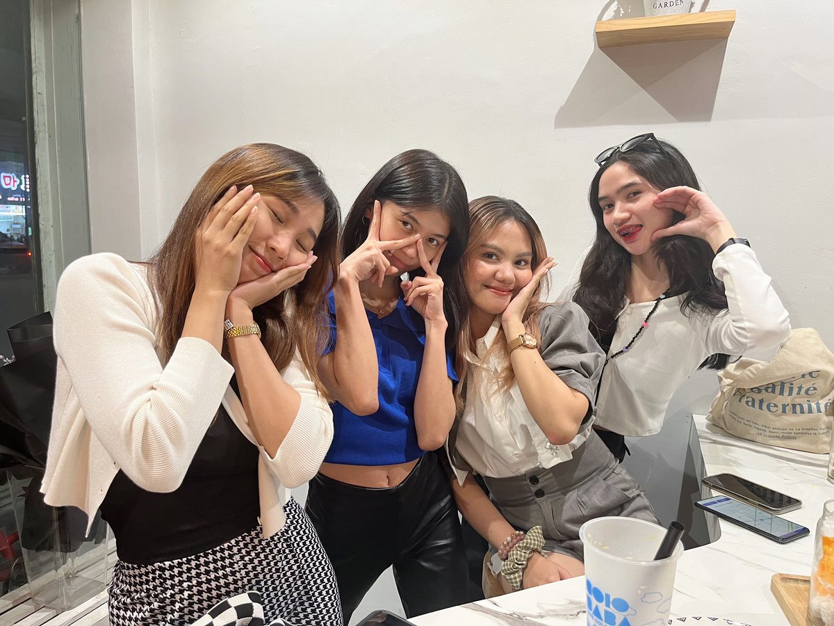 I LOVE YOU MY FAVORITE GIRLS!! miss you all so much esp lottie ❤️