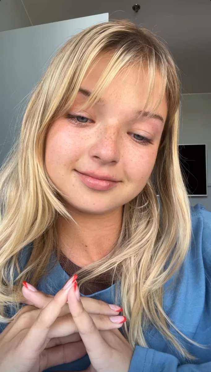 nowunitedsenior's tweet photo. DESABAFO! Joalin resolveu contar um pouco sobre o que está passando como forma de ajudar outras pessoas. Ela disse que não está bem e que está se sentindo cansada das redes sociais, porque fica o tempo todo se comparando com outras pessoas, que parecem estar indo tão bem. + https://t.co/BigIPyNVL2