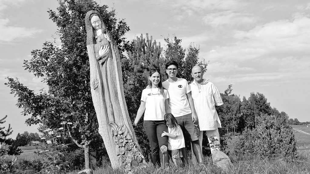 MirkoVilla's tweet photo. Un #Ferragosto alternativo disperso nelle lande lituane con il nonno di Aurora. Bellissimo, solo il rumore del vento. https://t.co/dBSJKlNUot
