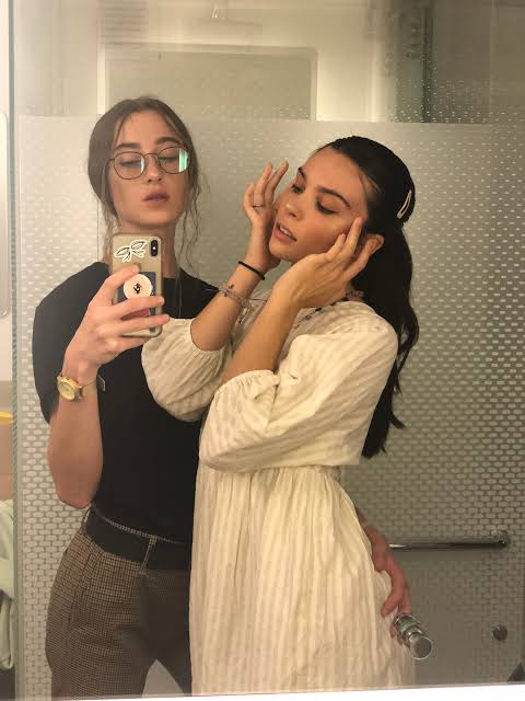 NewsInASecond's tweet photo. @hiitaylorblake Many people are unaware that Taylor has a wife and is a proud lesbian. https://t.co/MgnO2xpfgV