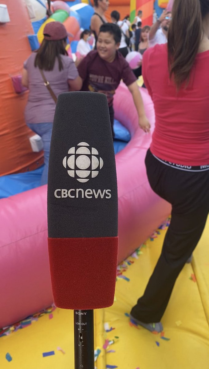 lahamalexandra's tweet photo. On Saturday I got sent to the world’s biggest bouncy castle to interview the organizer and see what kids were most excited about! It was such a fun experience 🤩🌈 https://t.co/YlMCs5xmVH