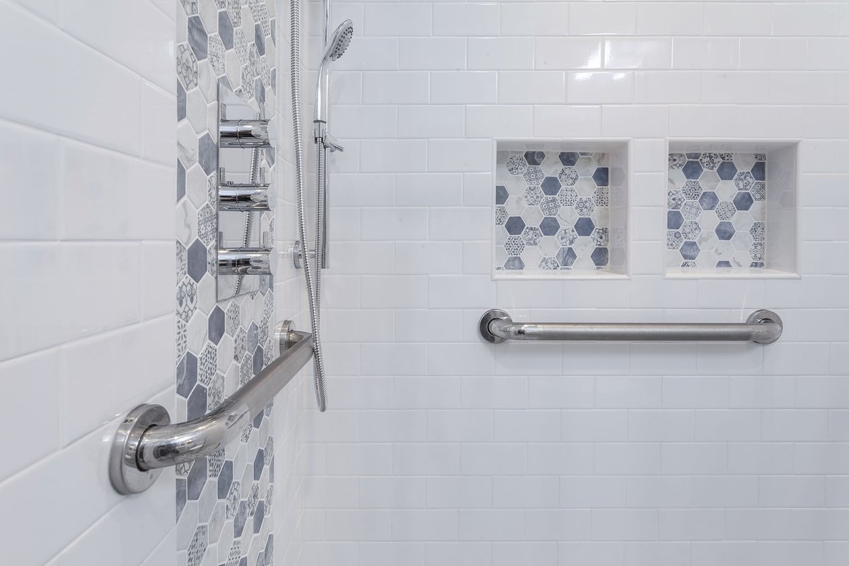 SolidRemodeling's tweet photo. Bathroom Remodeling in Alexandria, VA

#bathroomremodel #bathroomrenovation #framelessglassdoor #guestbathroom #hexagontile #lightblue #paintedwall #polishedchromefixtures #quartzvanitytop #shampooniche #va #subway #signaturehardwarefixtures #slidingglassdoor  #whitebluebathroom https://t.co/RBUA6l0Y6a