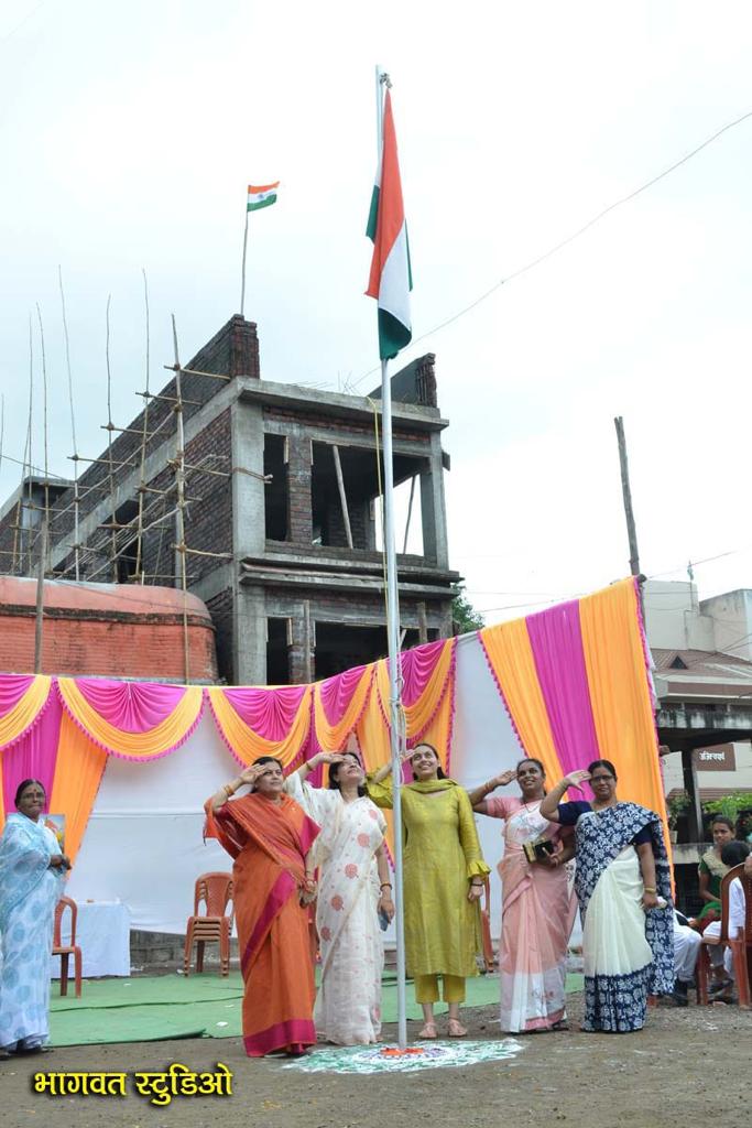 NavalePrakash's tweet photo. स्वातंत्र्याच्या अमृत्मोहत्सवी वर्षाच्या निमिताने पाटिल चौक येथे मा. आ. श्रीमती उषाद���वी जगदाळे व शहरातील ज्येष्ठ महिलांच्या शुभहस्ते ध्वजारोहण संपन्न झाले. शहरातील अनेक महिला या कार्यक्रमासाठी उपस्थित होत्या. https://t.co/SDWKH9XWZo