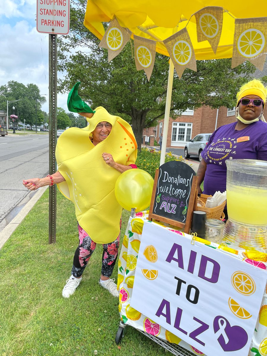 SunriseSrLiving's tweet photo. Our residents at Sunrise of Grosse Pointe Woods in Michigan are showing what it means to #LiveWithGenerosity with a pop-up #lemonade stand to raise money to fight #Alzheimers! #EndALZ https://t.co/WPyrC2Ze9q https://t.co/quYK0XauXz