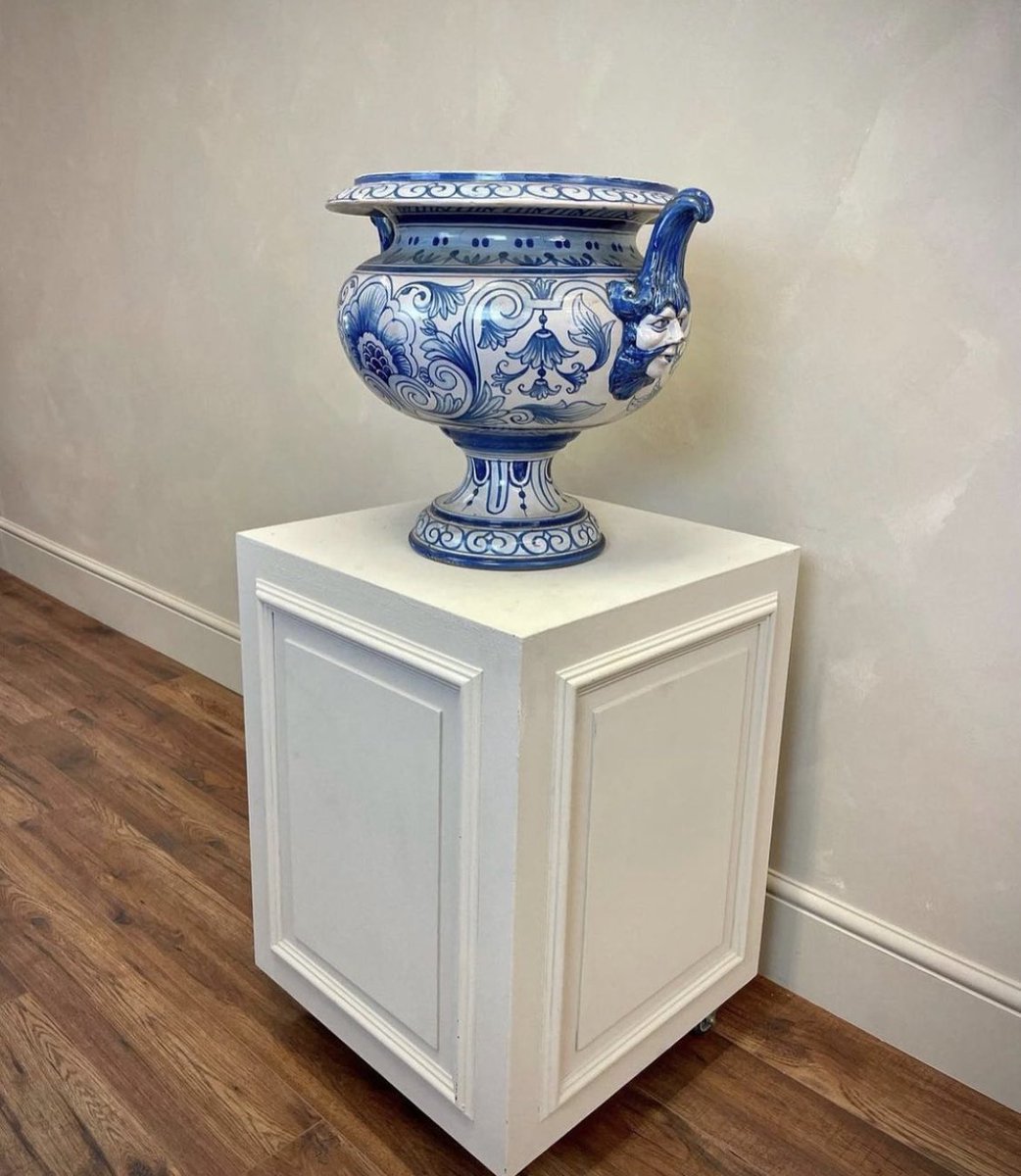 Track21Interior's tweet photo. Large scale cache pot by infamous Nevers Faience makers Antoine Montagnon (signed) C1880. Msg to find out more.
#french #19thcentury #frenchantiques #deaigners #antiquedealer #europeanantiques #countryhouse #interiorinspo #interiordesigninspo #interiors https://t.co/hUiruML5eA
