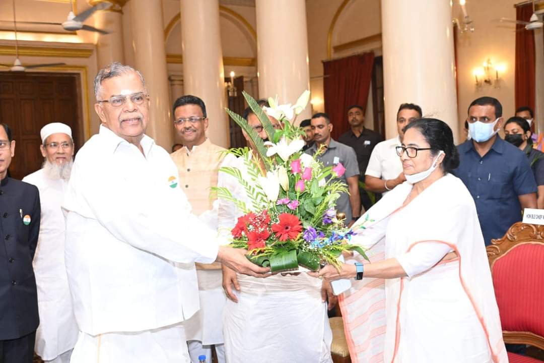 KhelaHobe2024's tweet photo. রাজভবনের চা চক্রে রাজ্যপাল লা  গনেশন, মুখ্যমন্ত্রী মমতা বন্দ্যোপাধ্যায়, রাজ্য বিধানসভার স্পিকার বিমান বন্দ্যোপাধ্যায় সহ রাজ্য মন্ত্রিসভার অন্যান্য সদস্য
@MamataBanerjee 
#KhelaHobe https://t.co/8G3CPRJqEg