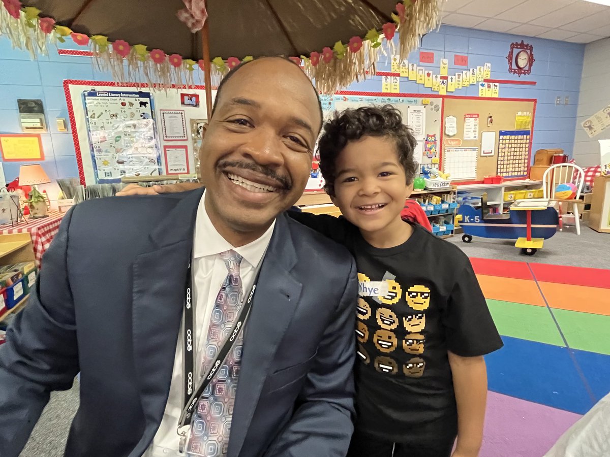 SpartanburgD5's tweet photo. β¦@RGary1906β© found a Kindergarten friend β¦@RRESPandasβ© πππ all smiles on the #FirstDayInD5 π #WeAreD5 https://t.co/pFOJ609sUW