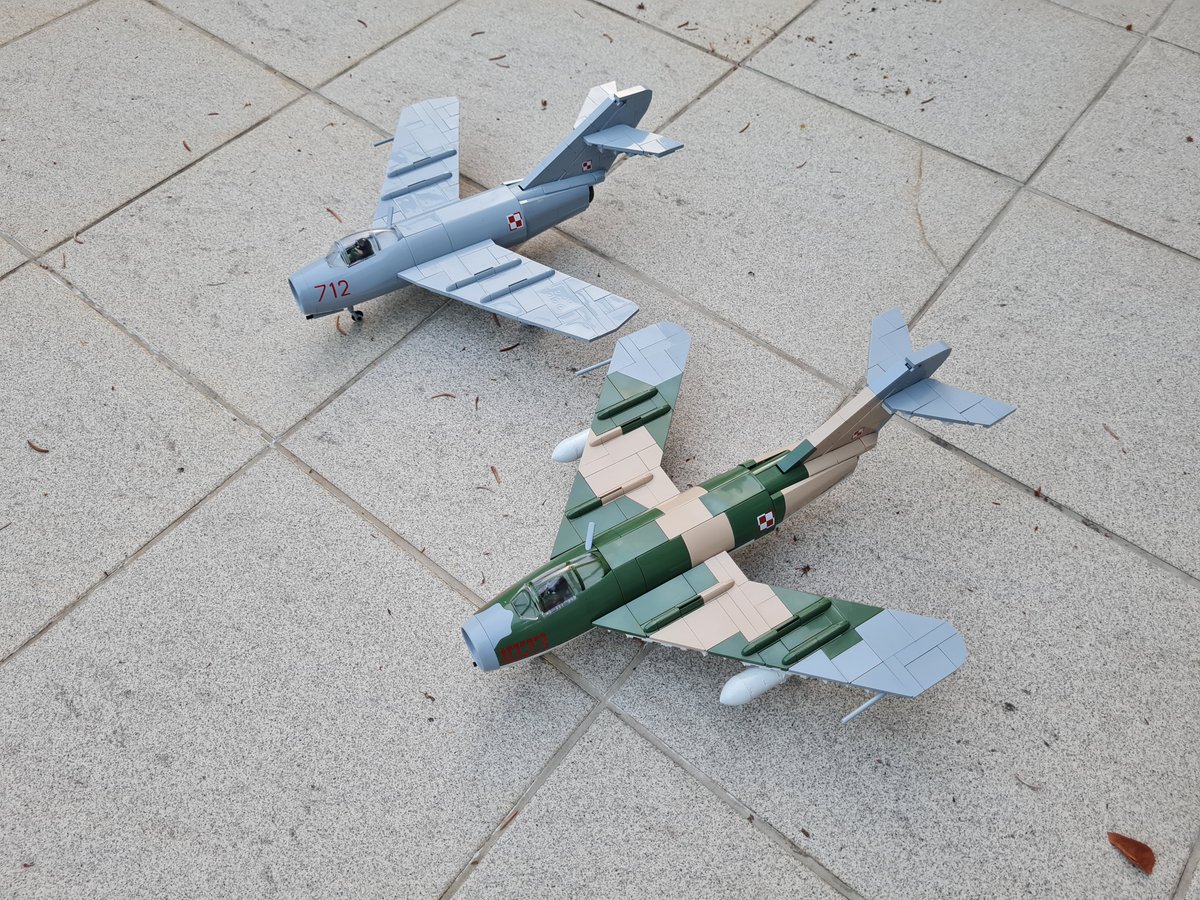 walasek_mateusz's tweet photo. Jeszcze coś na Święto Wojska✈️😉- historycznie i modelarsko.  
Lim-1 [szary] porównany z  Lim-5 [wielobarwny kamuflaż] czyli budowane na licencji w Polsce🇵🇱 MiG-15 z MiG-17✈️. Oba z klocków Cobi.
#Cobi #klocki #lotnictwo #MiG15 #MiG17 #Lim1 #Lim5 #aviation #military #ŚwiętoWojska https://t.co/O15uOhWSCU