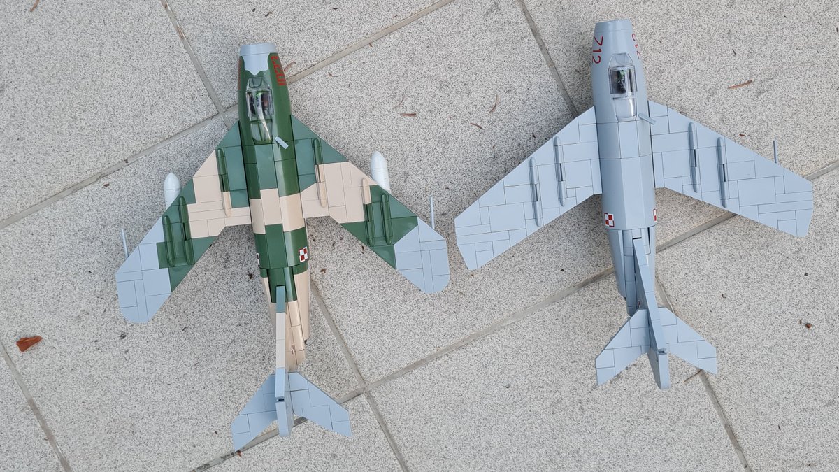 walasek_mateusz's tweet photo. Jeszcze coś na Święto Wojska✈️😉- historycznie i modelarsko.  
Lim-1 [szary] porównany z  Lim-5 [wielobarwny kamuflaż] czyli budowane na licencji w Polsce🇵🇱 MiG-15 z MiG-17✈️. Oba z klocków Cobi.
#Cobi #klocki #lotnictwo #MiG15 #MiG17 #Lim1 #Lim5 #aviation #military #ŚwiętoWojska https://t.co/O15uOhWSCU