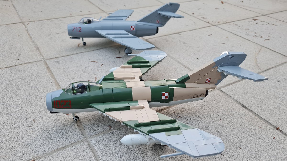 walasek_mateusz's tweet photo. Jeszcze coś na Święto Wojska✈️😉- historycznie i modelarsko.  
Lim-1 [szary] porównany z  Lim-5 [wielobarwny kamuflaż] czyli budowane na licencji w Polsce🇵🇱 MiG-15 z MiG-17✈️. Oba z klocków Cobi.
#Cobi #klocki #lotnictwo #MiG15 #MiG17 #Lim1 #Lim5 #aviation #military #ŚwiętoWojska https://t.co/O15uOhWSCU