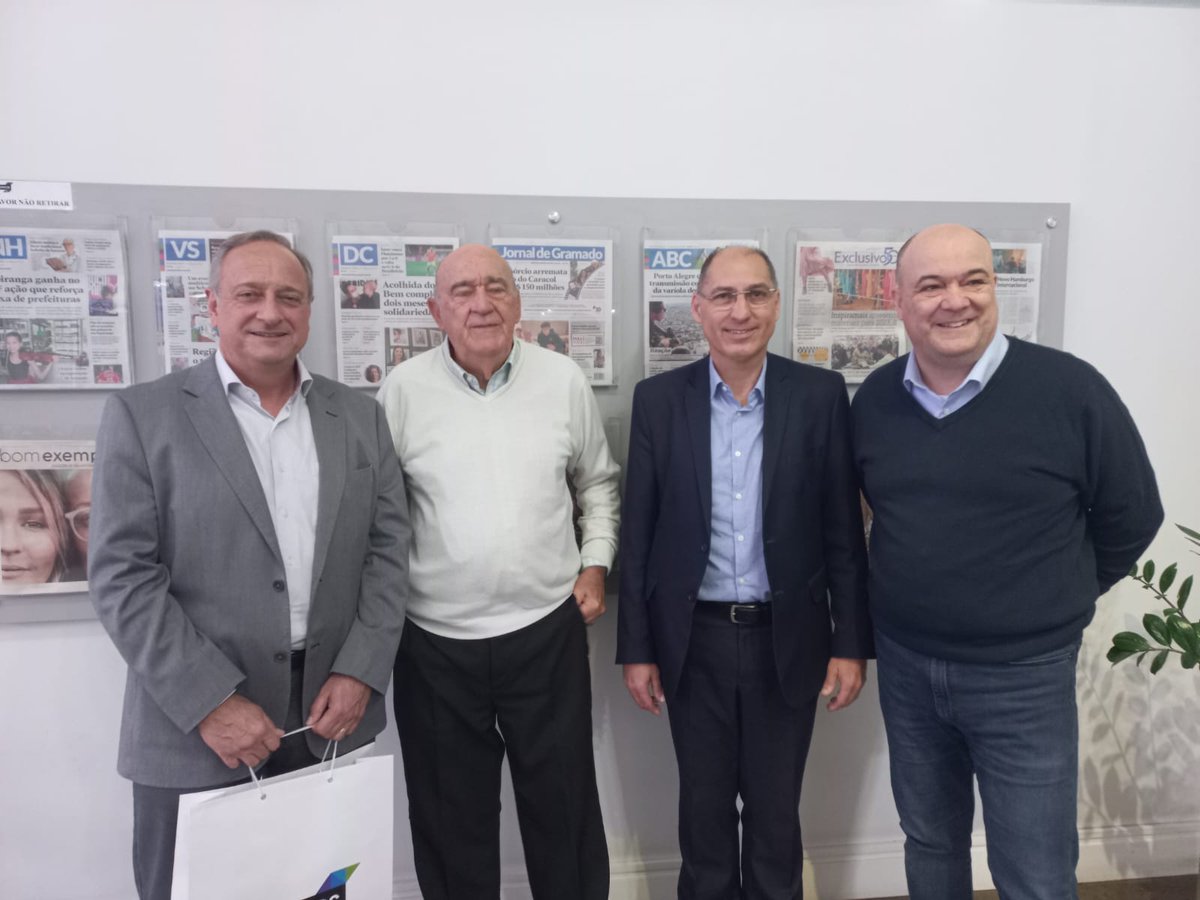 VieiraPDT's tweet photo. Registro com o Mário Alberto Gusmão que é fundador do Grupo Sinos e Fernando Alberto que é presidente da diretoria executiva. https://t.co/qVPAlkcYZN