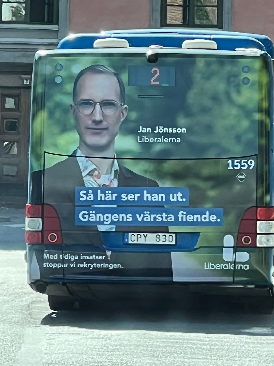 Josef85's tweet photo. Vem säger att politiker är tråkiga? Jag skrattade rakt ut när jag såg detta. Ser hur gängen darrar som asplöv nu 😂. https://t.co/P2sLjlIBdy