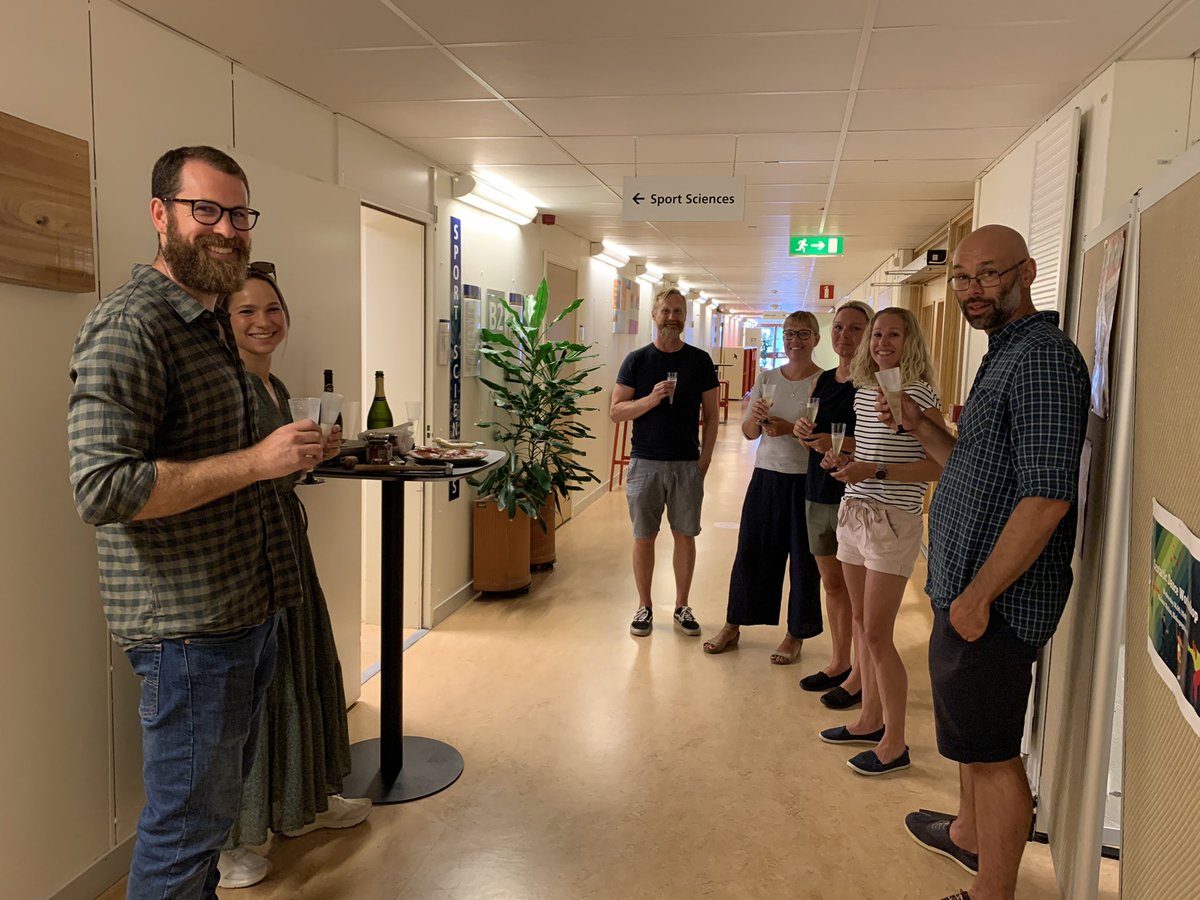 Less than 3 weeks to defence - @Cedersport nailing his PhD thesis (academic tradition in Sweden) 🤩 @Lundsuni