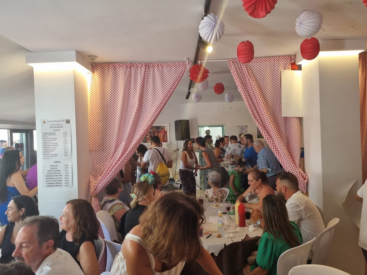 HPrendimiento's tweet photo. Gran ambiente en nuestra caseta #ElVaral en la Casa Hermandad de @Estudiantes_mlg .
¡Te esperamos! Pasaremos un gran día 👏🏼
Agradecemos a nuestro alcalde, @pacodelatorrep, su visita.
#CofradiasMLG https://t.co/3omLkAgSbE