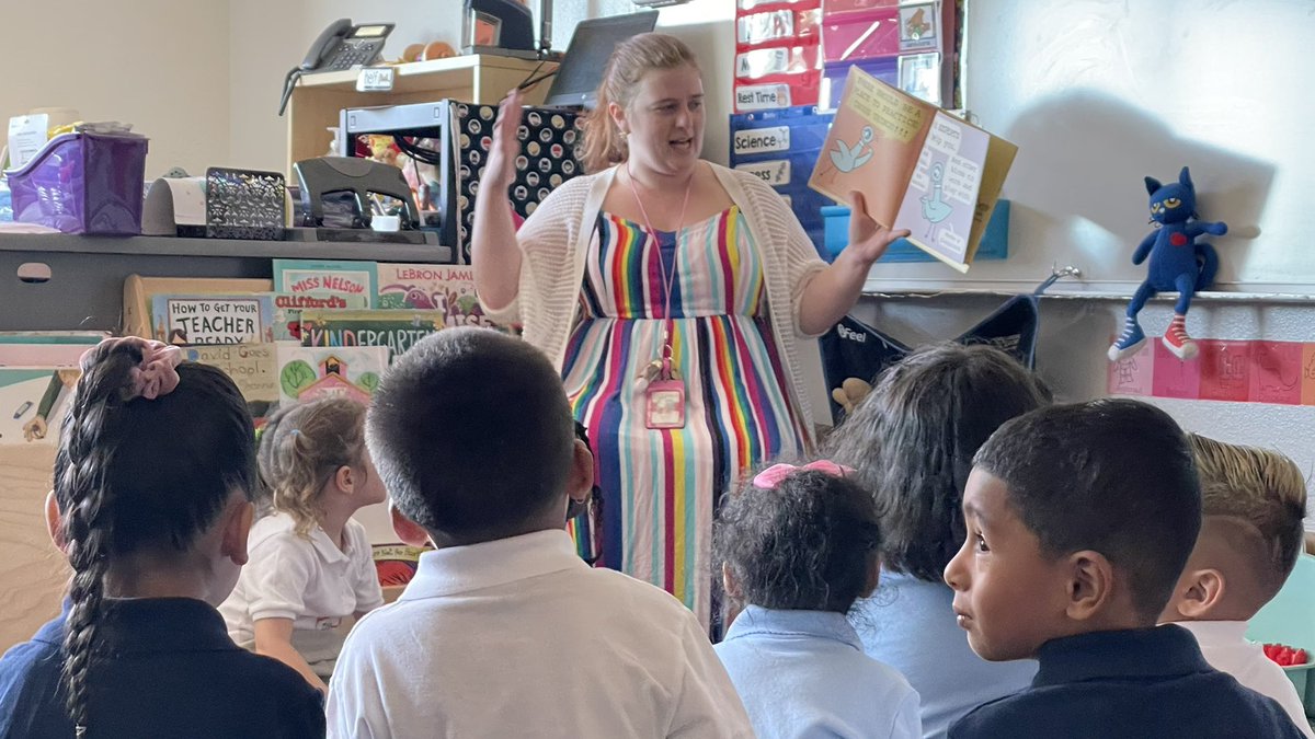ArlingtonISD's tweet photo. 📚Crow Leadership Academy pre-K students started their #SuperFirstDay of school with a story by their teacher. #ArlingtonISD https://t.co/Zm1WotFLbv