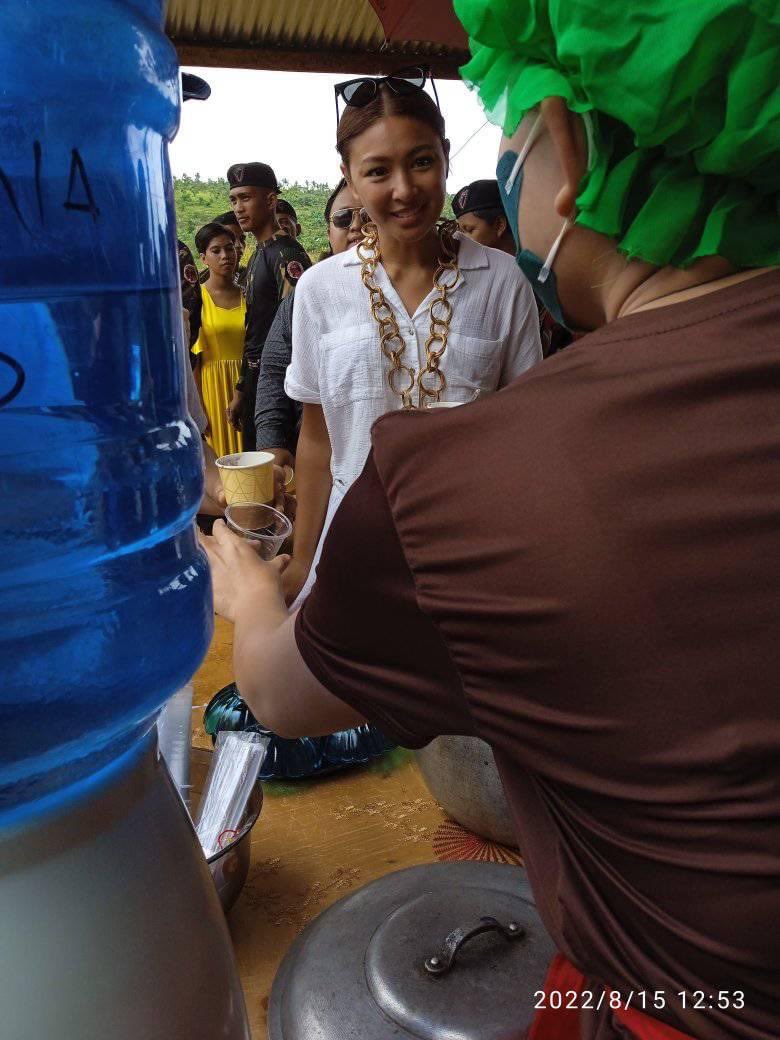 x01_mer's tweet photo. Nadine Lustre with her boyfriend Christophe Bariou 😍❤️ in Kapihan.

#hinabangay2022
#HarogFestival
#ClosingProgram 
#GuestCelebrity #nadinelustre 📷Jenny Jenno Ben (8/15/2022) https://t.co/N6M69rAIGM